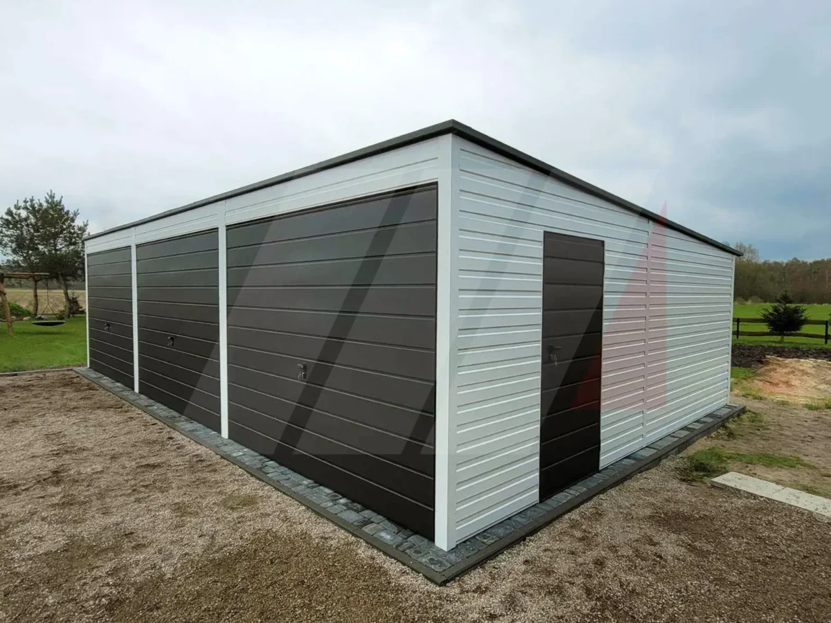 Garaż blaszany trzystanowiskowy biały 9m x 5m spad do tyłu
