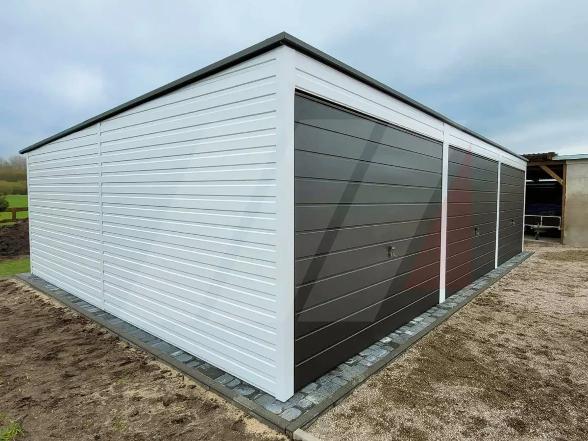 Garaż blaszany trzystanowiskowy biały 9m x 5m spad do tyłu
