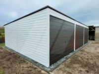 Garaż blaszany trzystanowiskowy biały 9m x 5m spad do tyłu