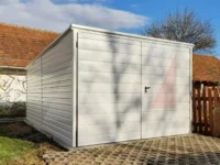 Garaż blaszany biały spad do tyłu 3m x 5m brama dwuskrzydłowa