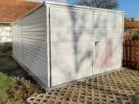 Garaż blaszany biały spad do tyłu 3m x 5m brama dwuskrzydłowa - Image 3