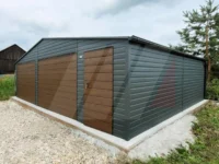 Garaż blaszany dwuspadowy grafit 8m x 5m bramy i drzwi orzech