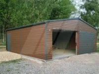 Garaż blaszany dwustanowiskowy orzech 7m x 6m bramy uchylne. Konstrukcja garażu wykonana jest z profilu zamkniętego który jest stabilniejszy i trwalszy.