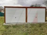 Garaż blaszany dwustanowiskowy złoty dąb 6m x 6m bramy białe