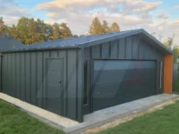 Garaż Premium Grafit 7m x 7m z bramą segmentową, okno i lamel widok na bramę i drzwi boczne