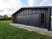 Garaż Premium Grafit 7m x 7m z bramą segmentową, okno i lamel widok ze zbliżeniem na okno pionowe
