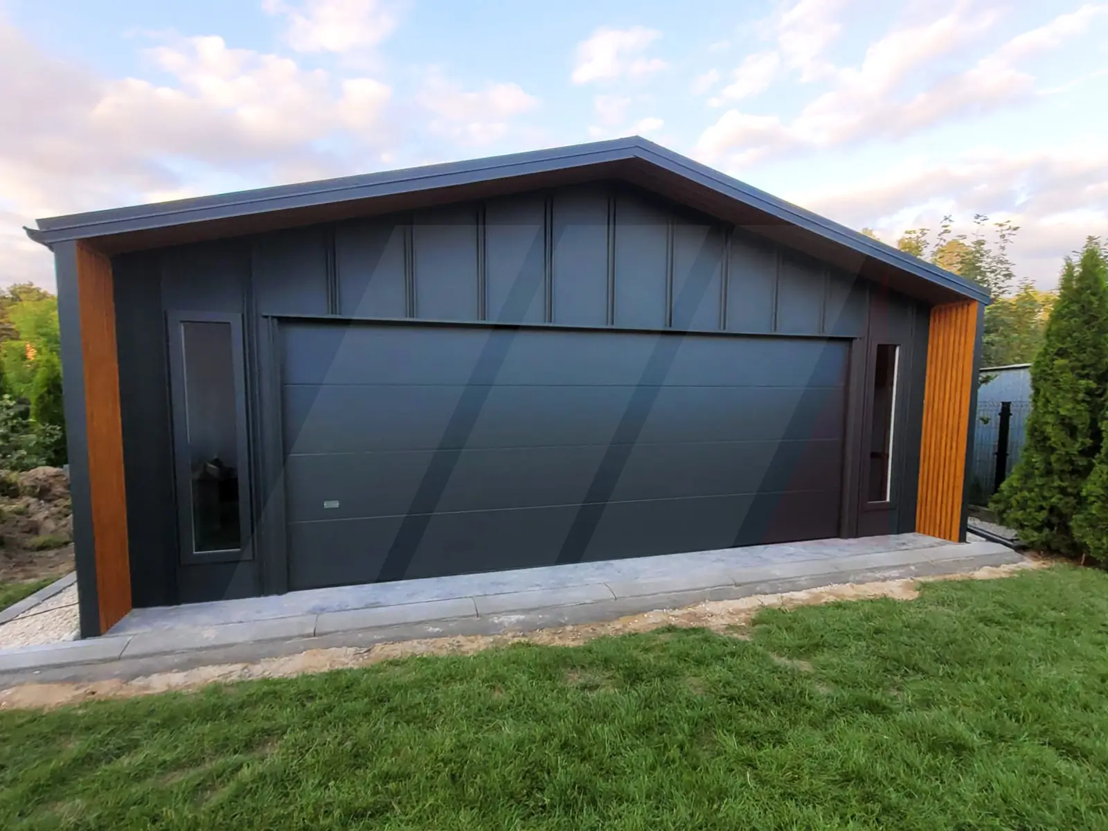 04 Garaż Premium Grafit 7m x 7m z bramą segmentową, okno i lamel